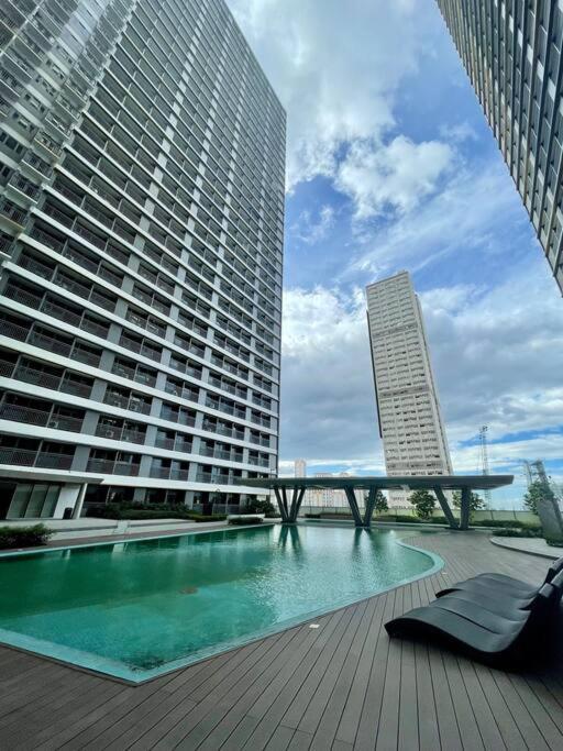 Beautiful 1Br Balcony W/65Uhdtv Wifi Netflix, Pool Apartment Manila Exterior photo